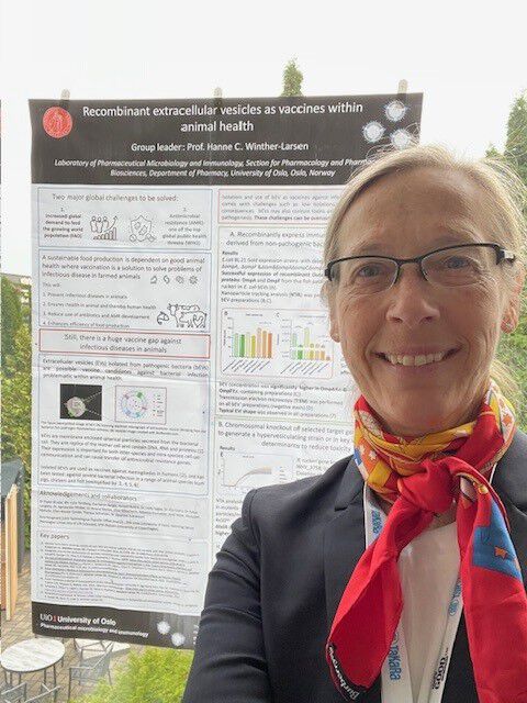 Bildet kan inneholde: briller, briller, synspleie, smil, plakat.