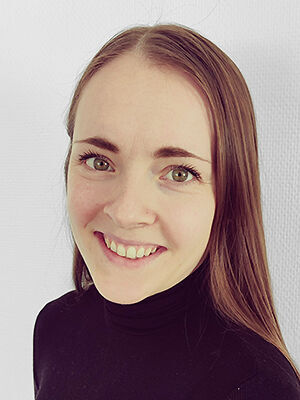 Bildet kan inneholde: person, smil, hake, kinn, øyenbryn.
