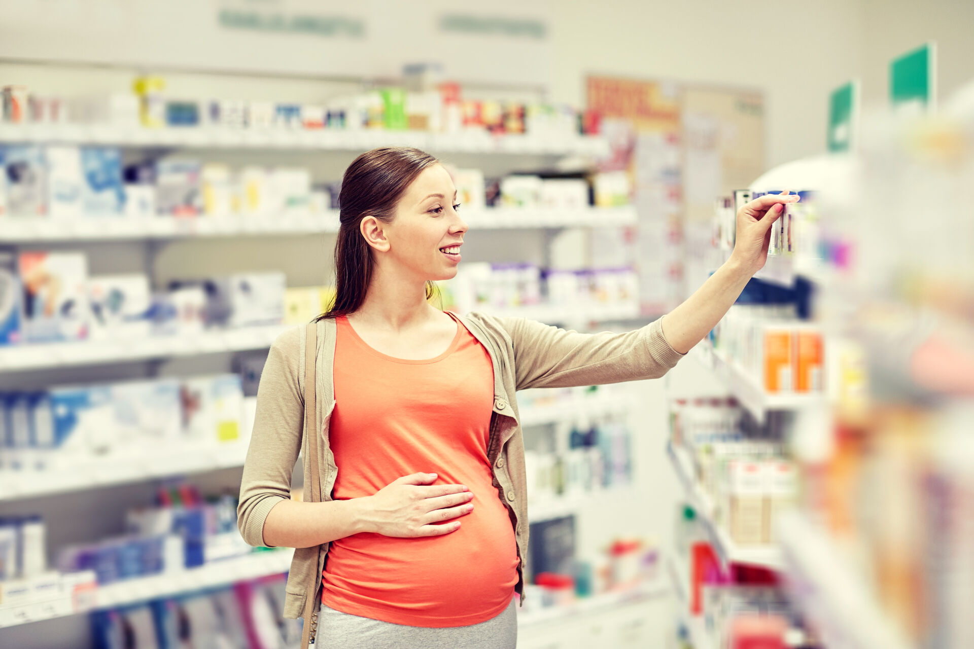 colourbox20426528_pregnant-woman-choosing-medicine
