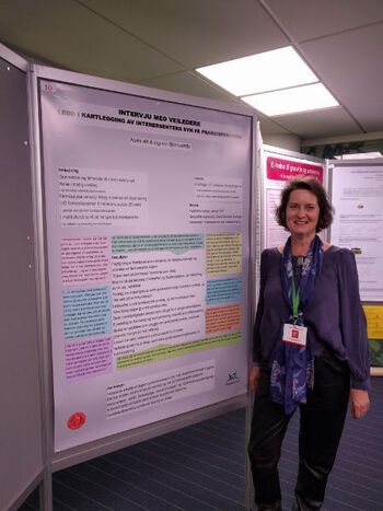 Ingunn Björnsdottir in front of the poster "Intervjuer med veiledere: ledd i kartlegging av interessenters&amp;#160;syn på praksisperioden". Photo: private.