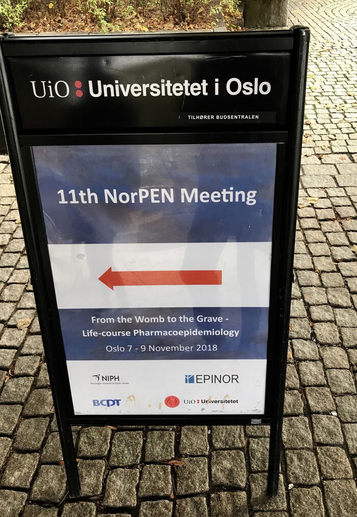 Bildet kan inneholde: veidekke, font, rektangel, gass, skilting.