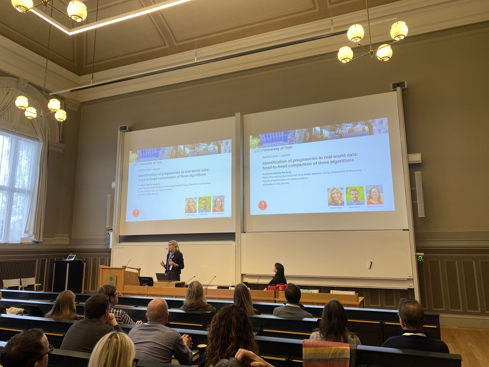 Bildet kan inneholde: elektronisk enhet, presentasjon, møbler, skjermenhet, seminar