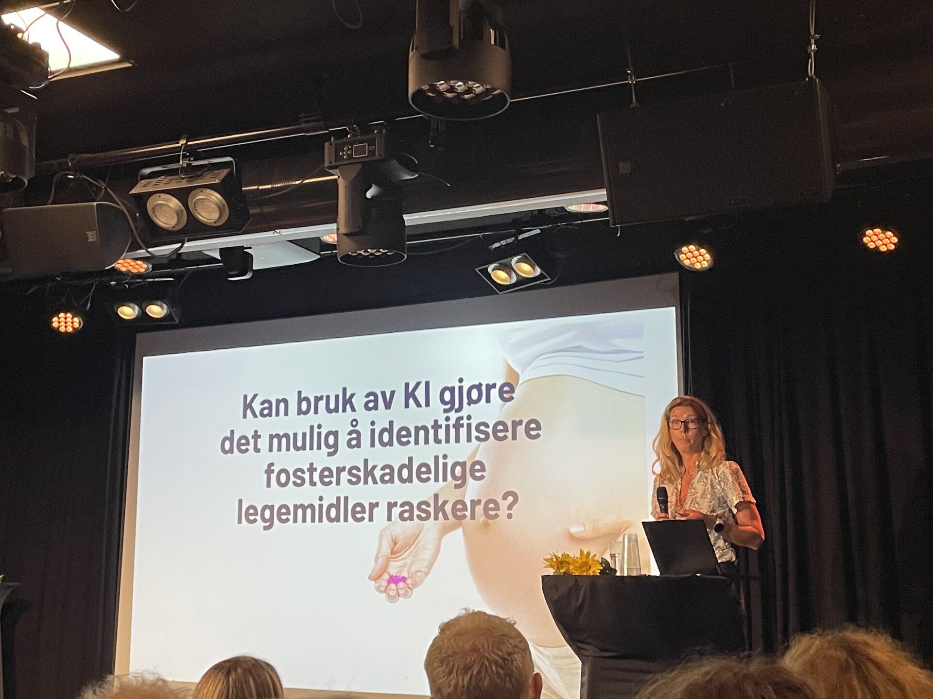 Bildet kan inneholde: hendelse, projeksjonsskjerm, presentasjon, skjermenhet, elektronisk enhet.