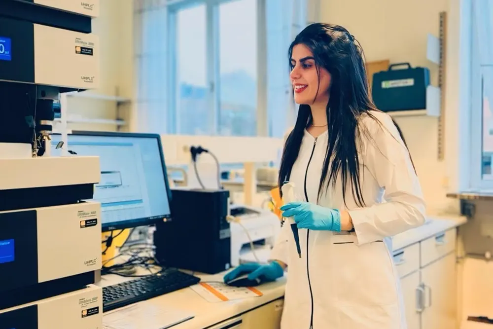 Athar Mahdieh i labfrakk blant instrument i laboratoriet