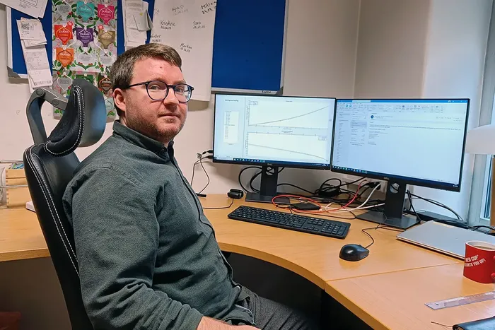 Bjarke Strøm Larsen sit framfor PCen sin med den eigenutvikla appen oppe