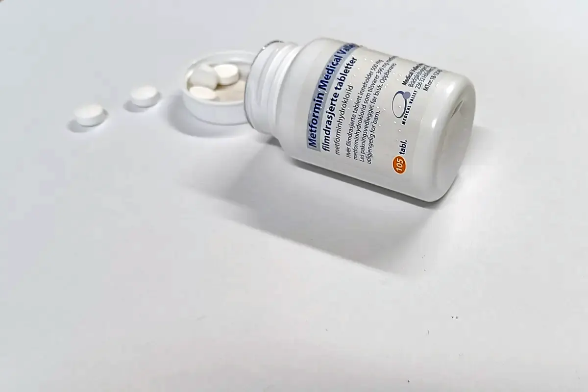 Ein boks med Metformin ligg på eit kvitt bord