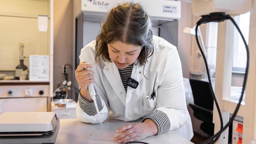 Kvinne på lab med pipette i hånden