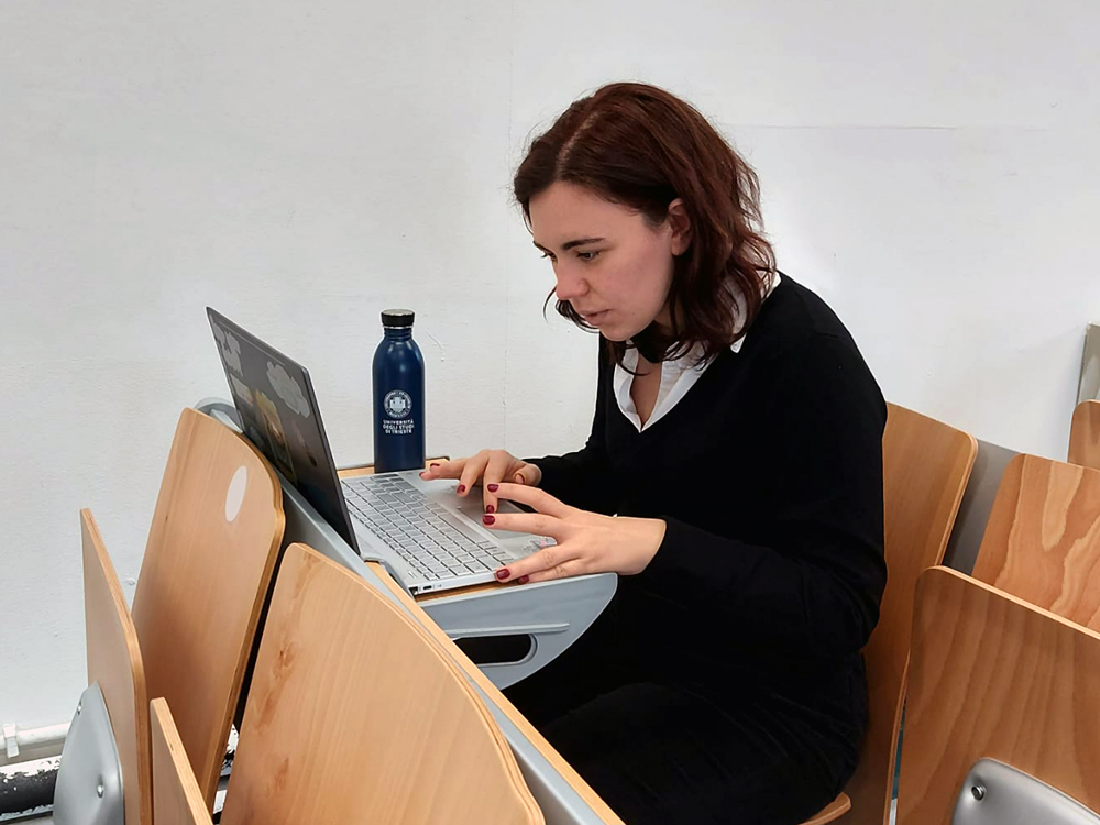 Federica Moretti writing on her PC