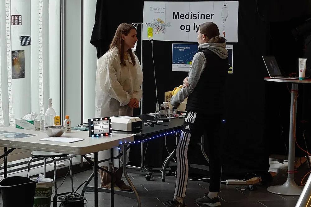 Ein forskar forklarar for ein vaksen publikummar
