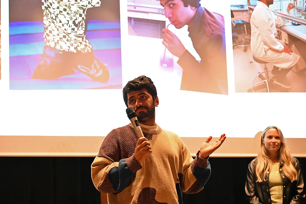 Hussain Shakeel Butt med mikrofon. Powerpoint i bakgrunnen