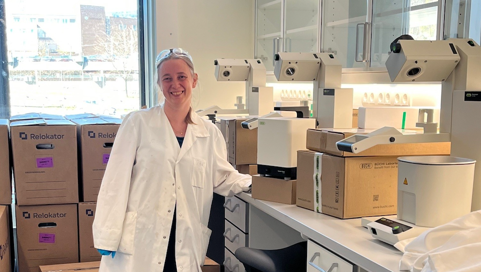 Kvinne på lab med flytteesker