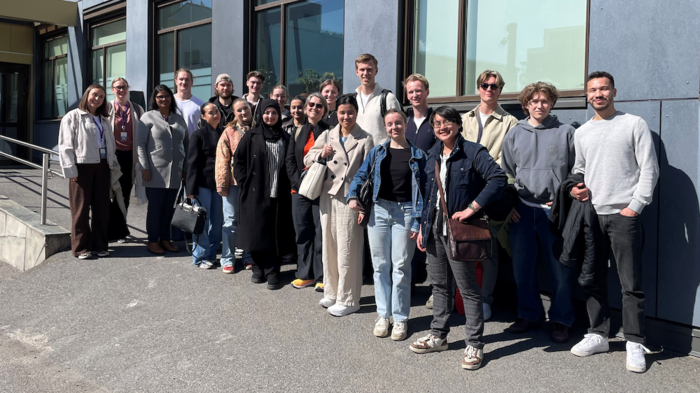 Gruppe mennesker utenfor en bygning