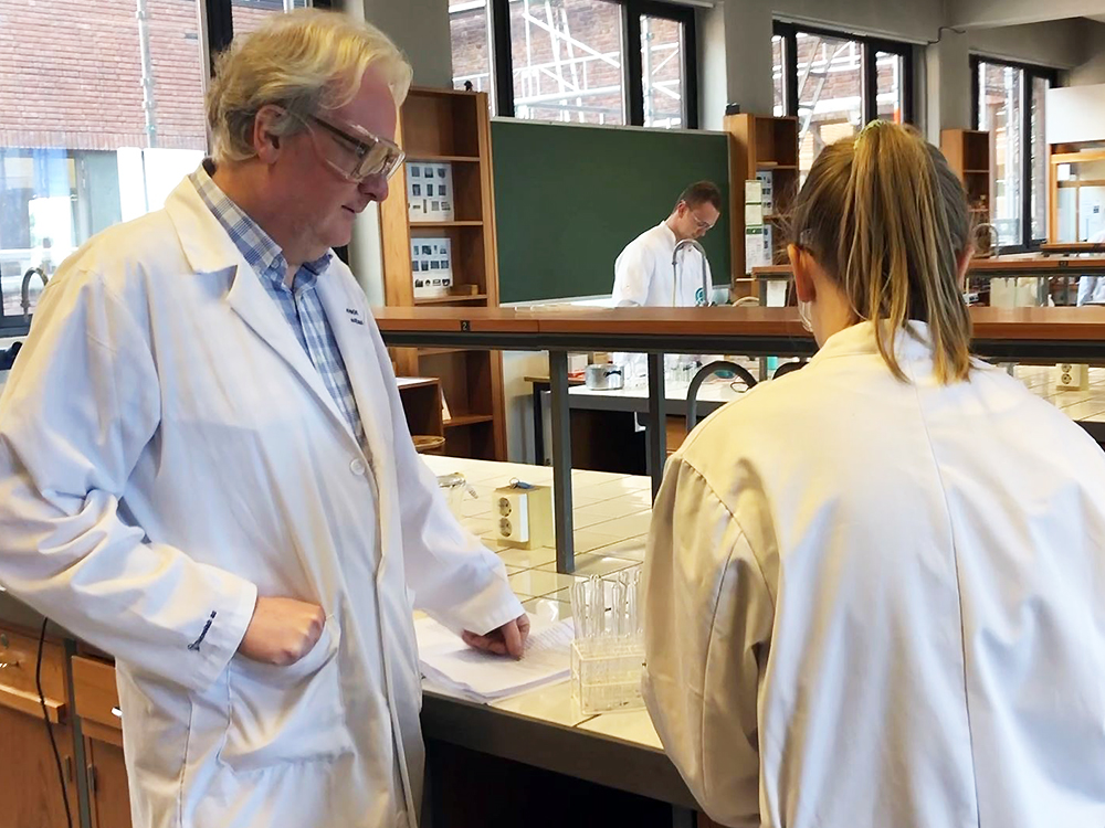 Trond Vidar Hansen med student (med ryggen til) i laboratoriet