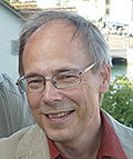 Bildet kan inneholde: briller, hår, briller, smil, frisyre.