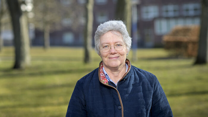 Bildet kan inneholde: briller, smil, erme, lykke, hud.