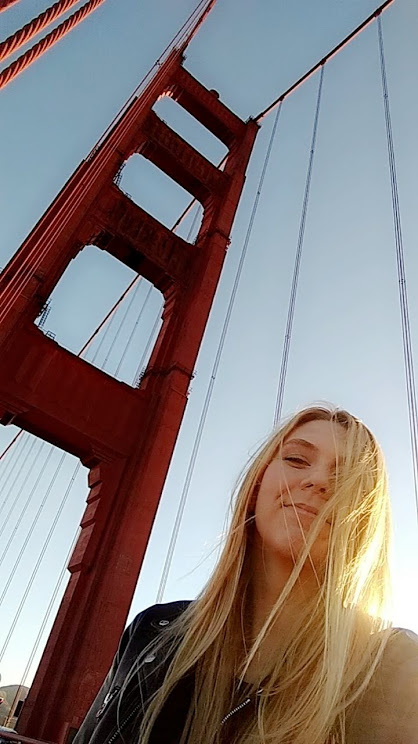 Norwegian female student at the Golden Gate bridge.