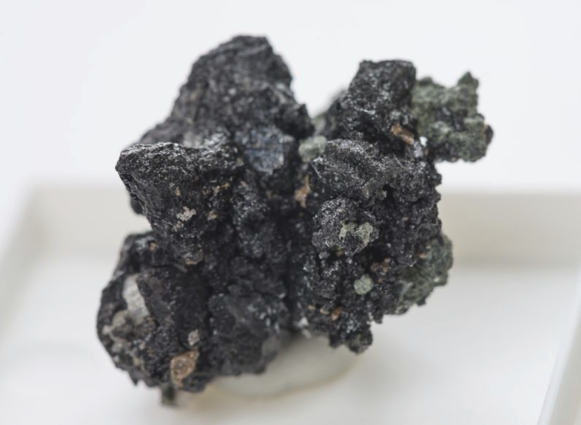 Bildet kan inneholde: sølv, mineral, naturmateriale, bly, stillebenfotografering.