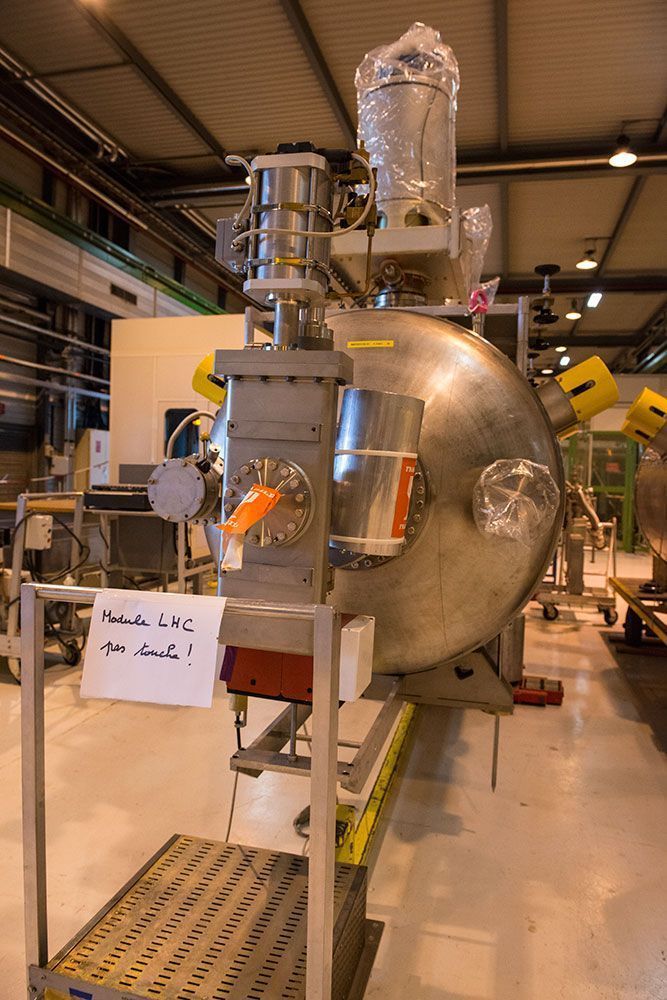 Cerns store partikkelakselerator LHC er stengt i to år for oppgradering. Når den åpner igjen uti 2015 skal partiklene kollidere oftere og med mye høyere energi (14 TeV mot 8 TeV før oppgradering.)
Denne modulen sørger forøvrig for å gi partiklene fart.