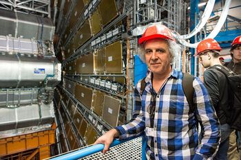 Så er vi framme: Her er det altså at noen hundre Higgspartikler er produsert.
Fysikkprofessor Farid Ould-Saada fra Oslo blir andektig ved gjensynet med Atlas-detektoren etter Den Store Oppdagelsen.
&amp;#160;