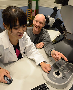 Xin Song og Ole Martin Løvvik med mikroskop