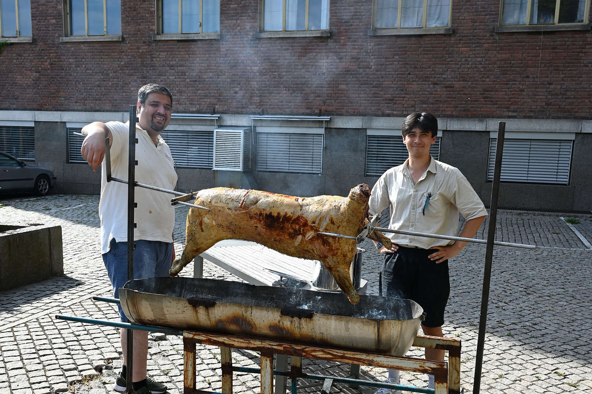 To gutter som griller et lam.