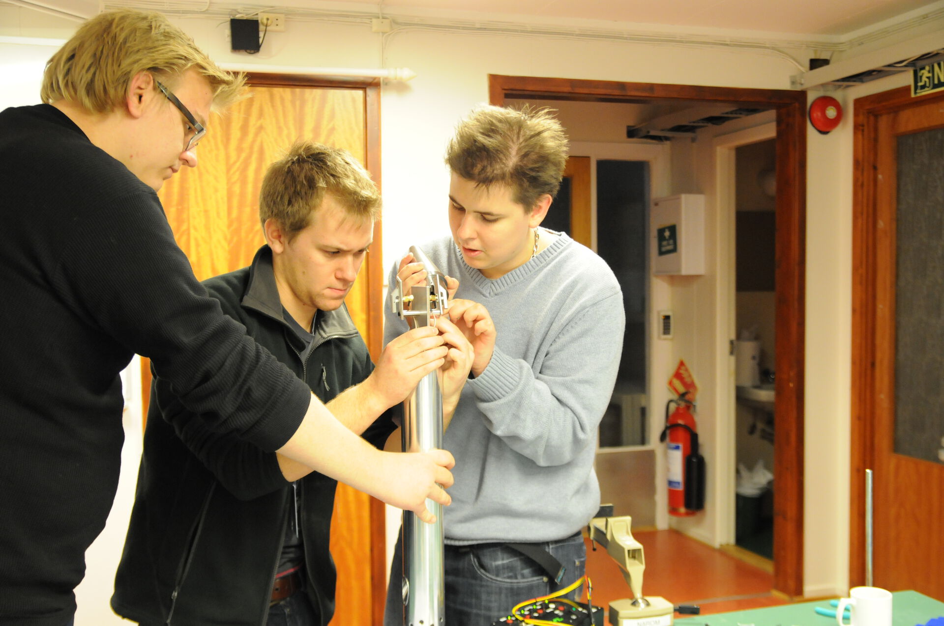 Tre studenter som bygger en rakett