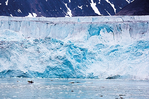 50 meters high: Most glaciers in the world are classic calving glaciers, like the Lilliehöök glacier in Northern Svalbard. Its front is to kilometers wide and almost 50 metres high. Every time it calves, huge roars can be heard across the fjord. The researchers have now examined another type of glaciers that behave very differently. Photo: Yngve Vogt/Apollon