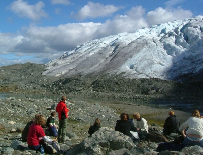 Studenter i geofag i møte med Blåisen i 2005.  Finse. Foto: Institutt for geofag