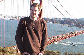 San Francisco: PhD Fellow Felix Matt in front of the Golden Gate Bridge. Every year gather researchers in Geosciences from all over the world at AGU`s fall meeting in December.