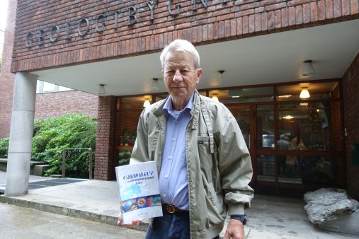 A proud editor presents the Chinese translation of the textbook Petroleum Geoscience: From Sedimentary Environments to Rock Physics. Knut Bjørlykke is the editor, here photographed outside the Geology building, UiO. Photo: Gunn Kristin Tjoflot / UiO