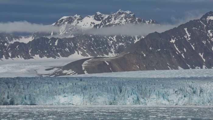 Isbreene på Svalbard og andre kalde miljøer kan møte eller forårsake mange vippepunktstrusler når temperaturen stiger over 1,5 grader.Bildet viser en isbre ved Ny-Ålesund ved 79 grader nord på Spitsbergen, Svalbard. Illustrasjonsfoto: Coulourbox/Jiri Vondrous