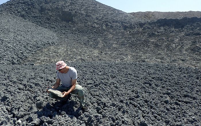 Photo: One of the researchers behind the new study, Adriano Mazzini, University of Oslo and IFE, with a large mud volcano flow in the background (Lokbatan mud volcano, Azerbaijan). Mudflows structures and cones are also visible of the surface on Mars in the northern lowlands. Photo: UiO