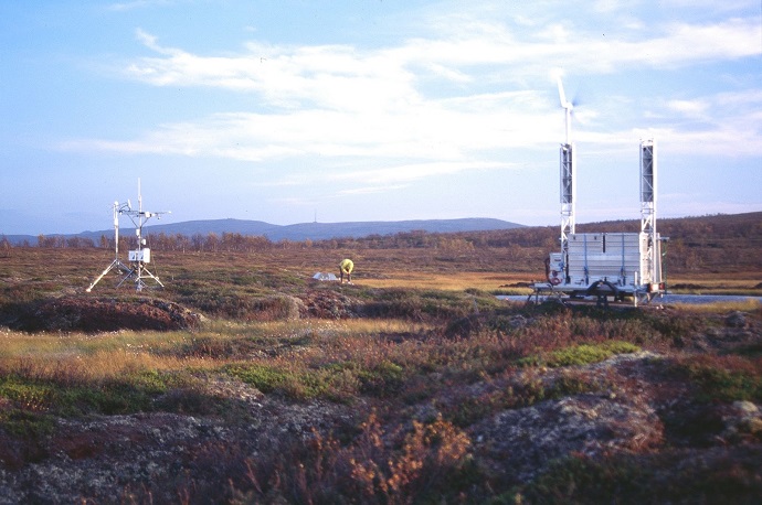 Photo: The fieldsite in Iškoras, Finnmark, shows degrading permafrost peat plateaus with an eddy-covariance flux system. Photo: Taylor Alaina Liebenstein Smith. 