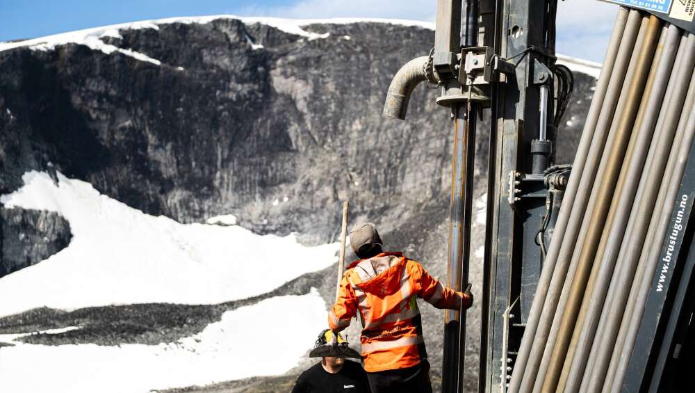 Foto: Juvflye: Borehol for installasjon av instrument som måler permafrost i høgfjellsområdet ved Juvflye. Foto: Fjellviten
