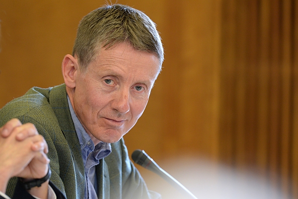 Professor Jón Egill Kristjánsson in a conference presenting a final report in the research programme EuTRACE, summer 2015 at IASS in Berlin. Photo: (c) IASS/David Ausserhofer.