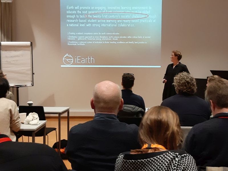 Fra The Geological Society (of London): Bethan Philips til venstre, med konferansedeltager Lawrence studerer de nærmere det første geologisk kartet over England og Wales (William Smith/1815). I hallen på Georg Sverdrups hus hadde flere geologiske foreninger stand, det var også presentasjoner fra institusjoner og forskningsprosjekter slik som EPOS: European PLate Observing System. Foto: Gunn Kristin Tjoflot/UiO