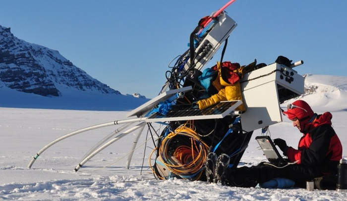 Svalbard: Seismic measurements on Kongsbreen Glacier, Svalbard. Photo: C. Tisserand / U. Nanni