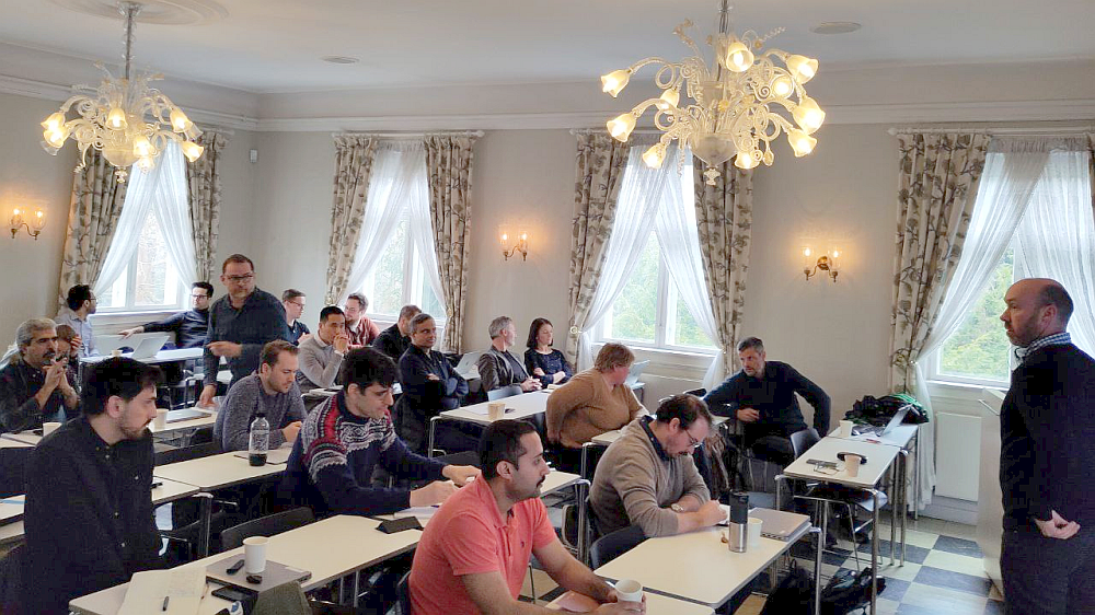 Photo: Oslo Hydrogen Seminar 2024 samlet forskere, studenter, fagpersoner og folk fra industrien for et omfattende program. Professor Helge Hellevang, leder for Seksjon for miljøgeovitenskap ved Institutt for geofag, UiO, ses til høyre i bildet. Foto: Mohammad Masoudi/UiO