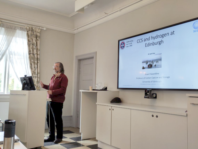 Photo: Stuart Haszeldine, professor i CCS (karbonfangst og -lagring) ved University of Edinburgh i Storbritannia, ga en introduksjon og oversikt over hydrogenforskningen ved University of Edinburgh. Foto: Mohammad Masoudi/UiO.