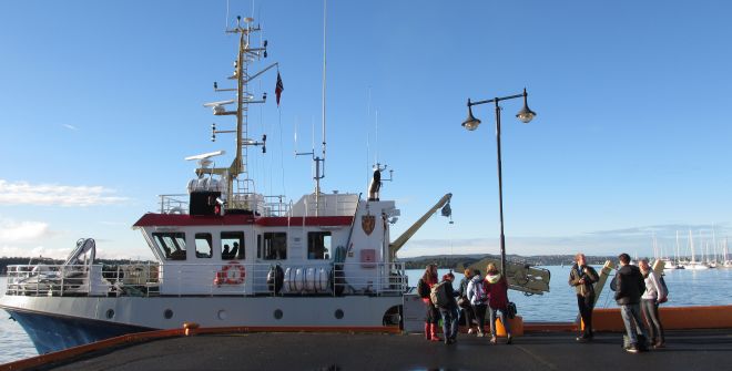 Forskning og undervisning i fysisk oseanografi og miljøgeologi i Oslo-fjorden. På tokt med UiOs forskningsfartøy F/F Trygve Braarud, her er studentene på Rådhuskaia. Foto: Gunn Kristin Tjoflot, UiO