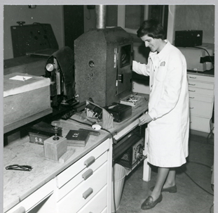 Figure 7. Beate Berner at the spektrograph (NGU- 60ies). Photo: NGU