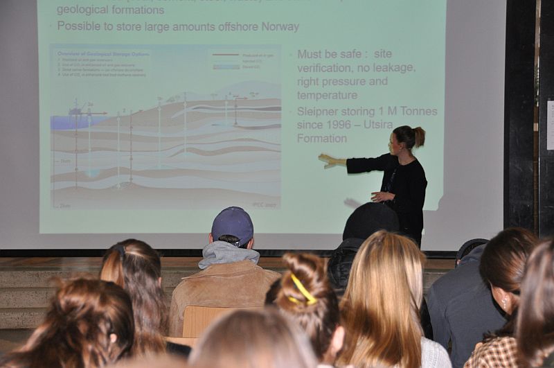 Photot: Oslo Handelsgymnasium, February 13: Ingrid M. Anell, Department of Geosciences, giving the students at the Oslo Handelsgymnasium an introduction to CO2 storage. Photo: Cathrine Braathen/UiO