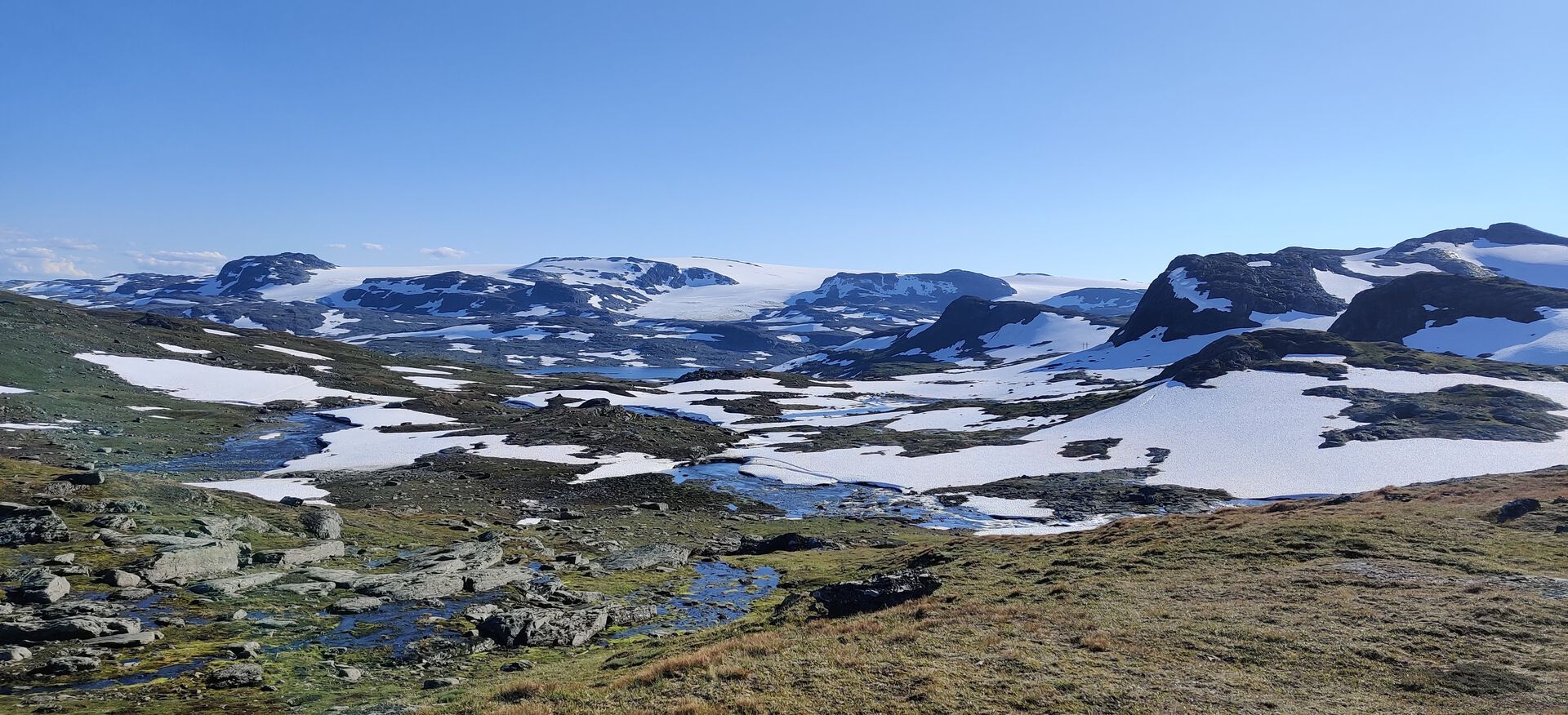 The field site to study the linkage between groundwater discharge and greenhouse gas evasion in Finse, Norway.