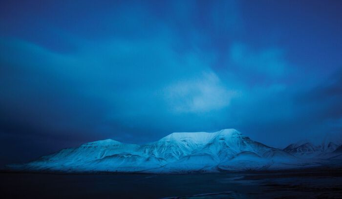 Photo: LONGYEARBYEN: Winter clouds during the blue hour over Adventtoppen and Hiortfjellet just north of Longyearbyen on Svalbard. Unfortunately, there are very few measurements of the composition of clouds in the polar regions. This knowledge is important for creating more precise climate models. Photo: Yngve Vogt