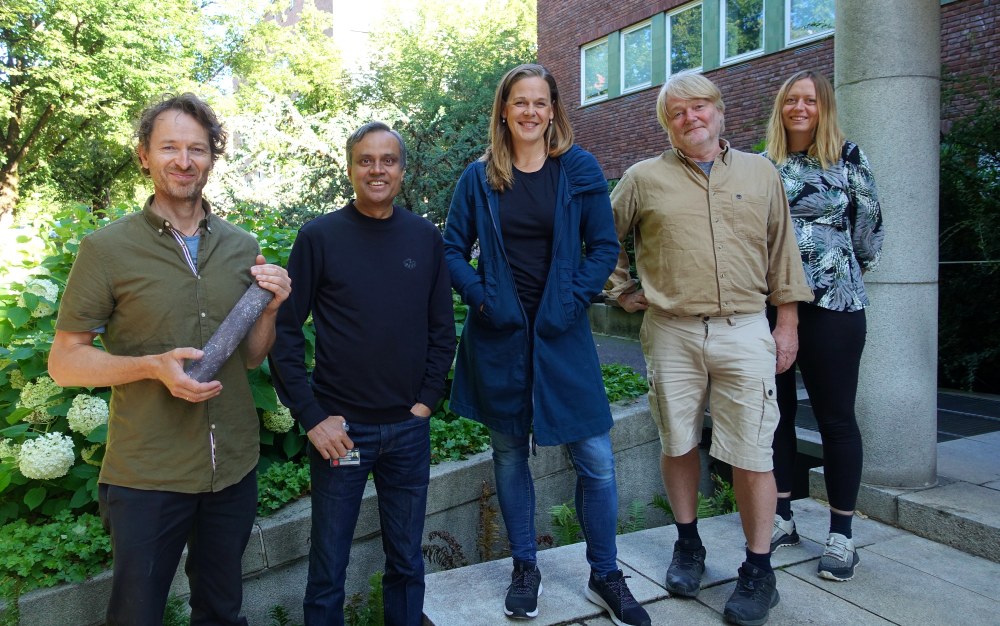 Photo: The management of the new VICCO center at the University of Oslo. From left: leader and coordinator, Professor Henrik Hovland Svensen, followed by the leaders of sub-projects (work packages); Md Nazmul Haque Mondol, Ingrid Anell, Sverre Planke (VBER), all four from the Department of Geosciences, and Joanna Dziadkowiec from Njord and the Department of Physics. Luca Menegon, from the Department of Geosciences and NJORD, was not present during the photography. Photo: Gunn Kristin Tjoflot, UiO.