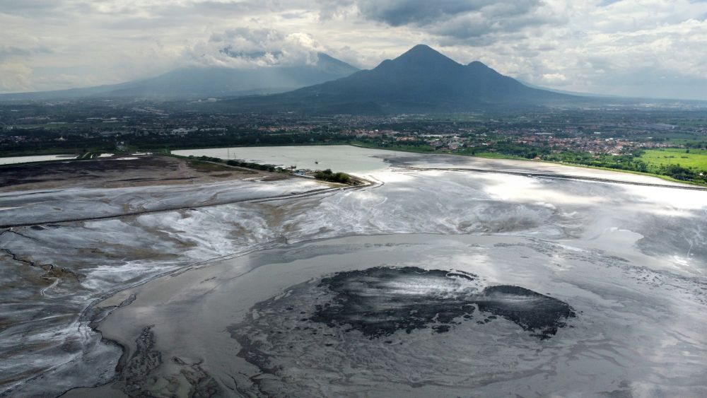 Drone view of the Lusi eruption and the neighboring Arjuno-Welirang volcanic complex in the background. Photo: Adriano Mazzini