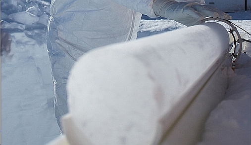 Ice-cores and data about sulfate flux over Greenland and Artica tell us more about the climate in the past. Photo: Michael Sigl