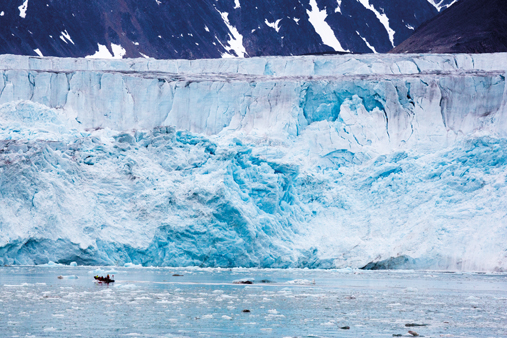 50 METRES HIGH: Most glaciers in the world are classic calving glaciers, like the Lilliehöök glacier in Northern Svalbard. Its front is to kilometers wide and almost 50 metres high. Every time it calves, huge roars can be heard across the fjord. The researchers have now examined another type of glaciers that behave very differently. Photo: Yngve Vogt