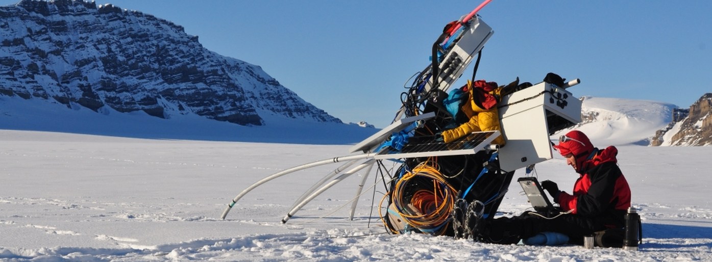 Svalbard: Seismiske målinger på Kongsbreen, Svalbard. Foto: C. Tisserand / U. Nanni