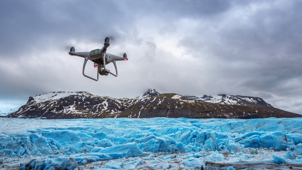 Drone with a camera is flying on iceberg. Photo: prakobkit/Colourbox.no